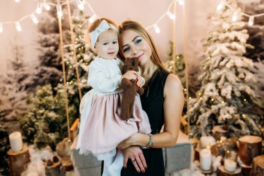 Anne ile kızı Noel ağacı yakınındaki