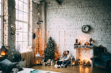 Noel arifesinde güzel mutlu bir çift. Tatil fotoğrafında. 