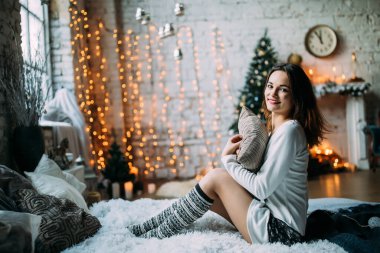 Çekici bir kızın portresi, rahat bir evde, Noel zamanı.                 