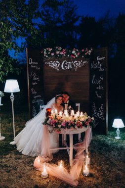 Mutlu genç gelin ve damat gece açık havada nikah töreninde
