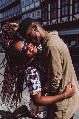 Genç, güzel siyah çift şehirde güneş gözlükleriyle poz veriyor.