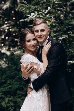 Gelin ve damat çifti parkta birlikte poz veriyor. düğün günü                        