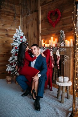 Yeni yılın arka planında poz veren güzel bir çift.. 