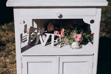 Aşk mektupları ve düğün süsleri için güzel çiçekler.