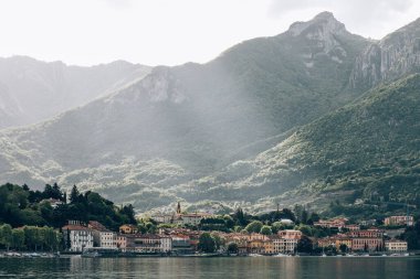 Yeşil dağlarla çevrili göl manzarası