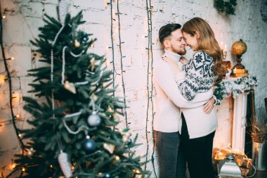 Noel arifesinde güzel mutlu bir çift. Tatil fotoğrafında. 