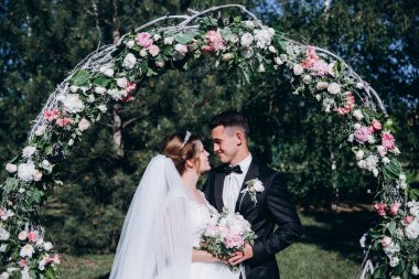 Yeni evlilerin düğün günü. Gelin ve damat açık hava düğün töreninde..