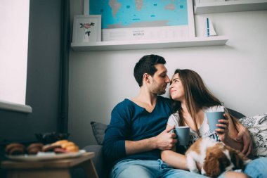 Mutfakta köpeği olan çift. 