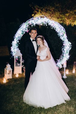 Güzel, mutlu bir gelin ve damat çifti düğün töreninde            