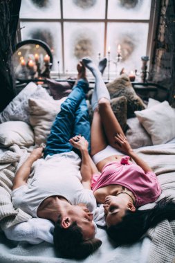 Aşık genç çift stüdyoda poz veriyor. 