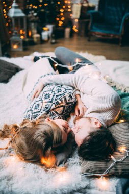 Güzel, genç ve aşık bir çift Noel arifesinde yatakta yatıyor..         