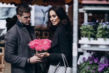 Çiçekli mutlu genç adam ve kadın 