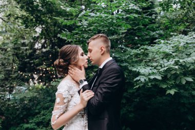 Gelin ve damat çifti parkta birlikte poz veriyor. düğün günü                        