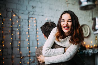 Mutlu genç çift odada birlikte eğleniyor.