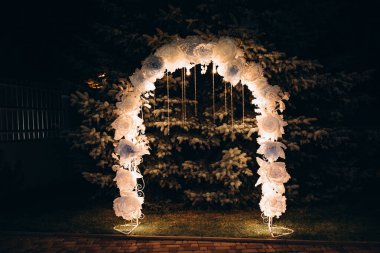 Düğün için çiçek ve süslemeleri olan güzel bir düğün kemeri.. 