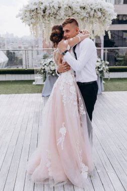 Düğünlerinde dans eden ve sarılan genç ve güzel bir çift.