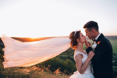 Gelin ve damat bahar yürüyüşünde gün batımında doğa