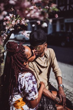 Genç, güzel siyah çift şehirde güneş gözlükleriyle poz veriyor.