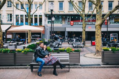 Genç bir çift şehirde yürüyor, açık havada fotoğraf çekiyorlardı. 