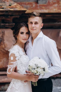 Birbirine aşık mutlu bir çift kameraya gülümsüyor.