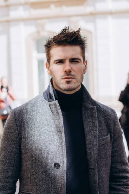 Gri ceketli genç adamın portresi.