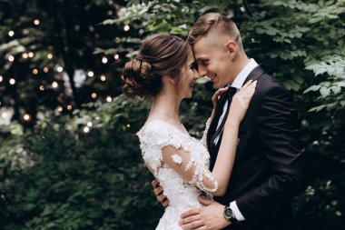 Gelin ve damat çifti parkta birlikte poz veriyor. düğün günü                        