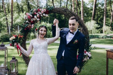 Düğünü parkta kutlayan mutlu gelin ve damat çifti.. 