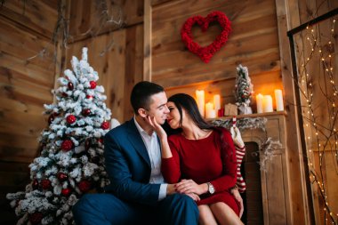 Yeni yılın arka planında poz veren güzel bir çift.. 