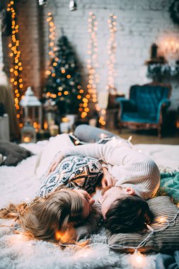 Güzel, genç ve aşık bir çift Noel arifesinde yatakta yatıyor..         