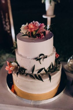 Çiçeklerle süslenmiş güzel düğün pastası manzarası       