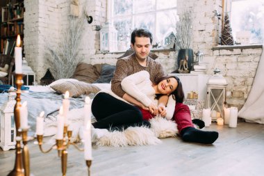 Birbirlerine aşık mutlu genç çift samimi bir şekilde kucaklaşıyorlar.