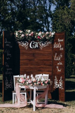 Güzel çiçekli zarif bir düğün dekoru.              
