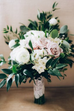 Güzel, zarif, narin çiçekli düğün buketinin yakın çekimi.          