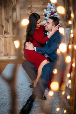 Yeni yılın arka planında poz veren güzel bir çift.. 