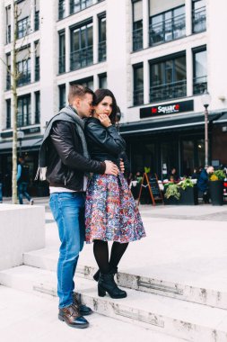 Genç bir çift şehirde yürüyor, açık havada fotoğraf çekiyorlardı. 