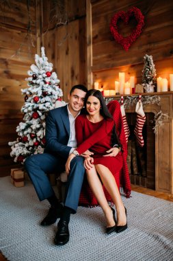 Yeni yılın arka planında poz veren güzel bir çift.. 