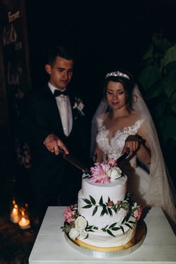 Mutlu gelin ve damat lezzetli düğün pastalarıyla  