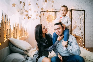 Küçük bir oğlu olan güzel bir çift tatil fotoskopisi çekiyorlar. 