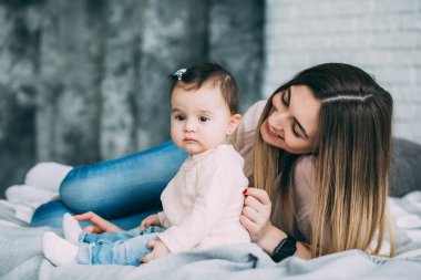 Anne ve bebek yatakta. 