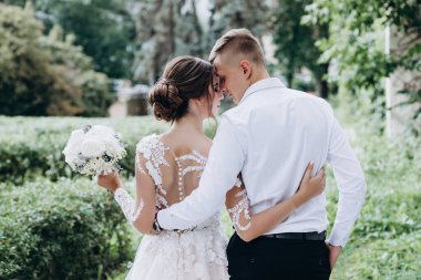 Gelin ve damat çifti parkta birlikte poz veriyor. düğün günü                        