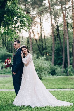 Parkta genç ve güzel bir çift.