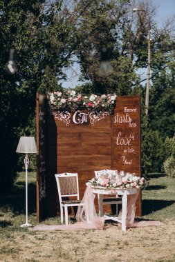 Güzel çiçekli zarif bir düğün dekoru.              