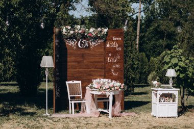 Güzel çiçekli zarif bir düğün dekoru.              