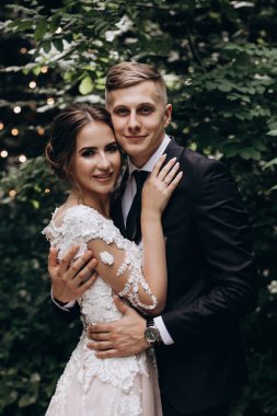 Gelin ve damat çifti parkta birlikte poz veriyor. düğün günü                        