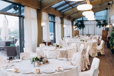 Restoran çiçeklerle süslenmiş düğün tablo