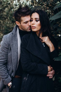 Güzel parkta sarılan genç ve güzel bir çift.