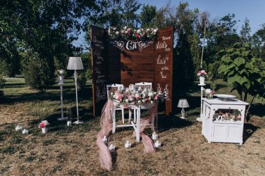 Güzel çiçekli zarif bir düğün dekoru.              