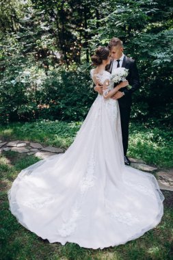 Gelin ve damat çifti parkta birlikte poz veriyor. düğün günü                        