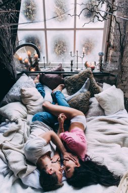 Aşık genç çift stüdyoda poz veriyor. 