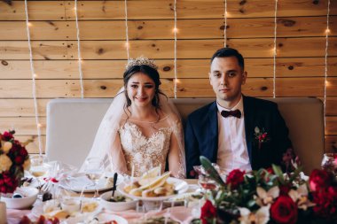 Genç, duygusal bir çift restoranda birlikte oturuyor.